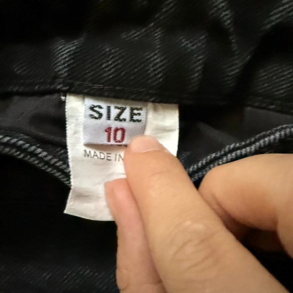 Princess Polly cotton five pocket black denim shorts size 10
